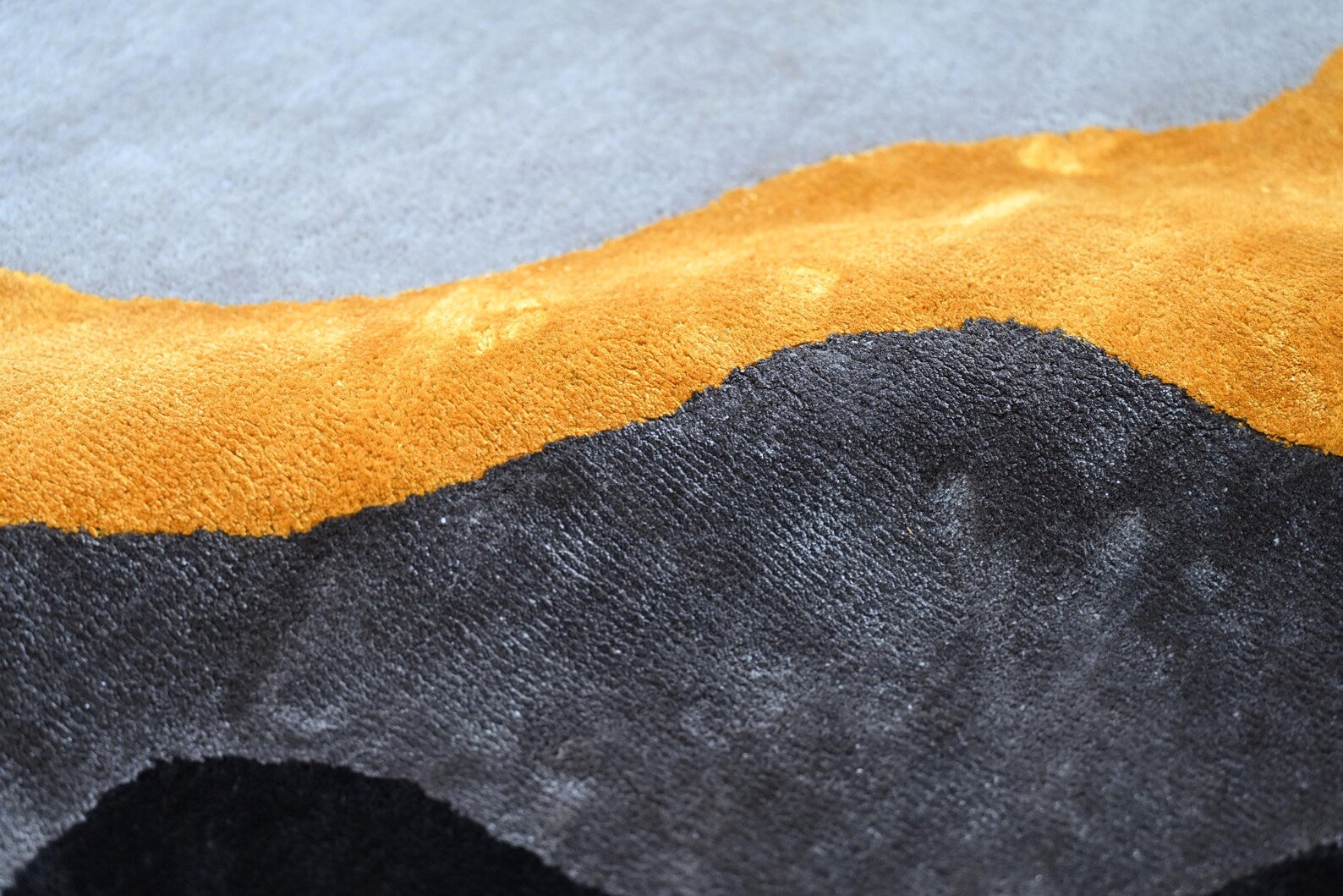 Close shot of hand tufted rug  fibers, showing the softness and rich hand tufted craftsmanship.