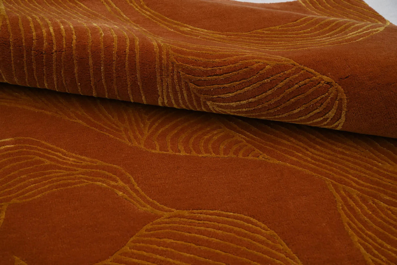 Folded edge of Desert Sands Rug highlighting thickness and hand tufted detailing.