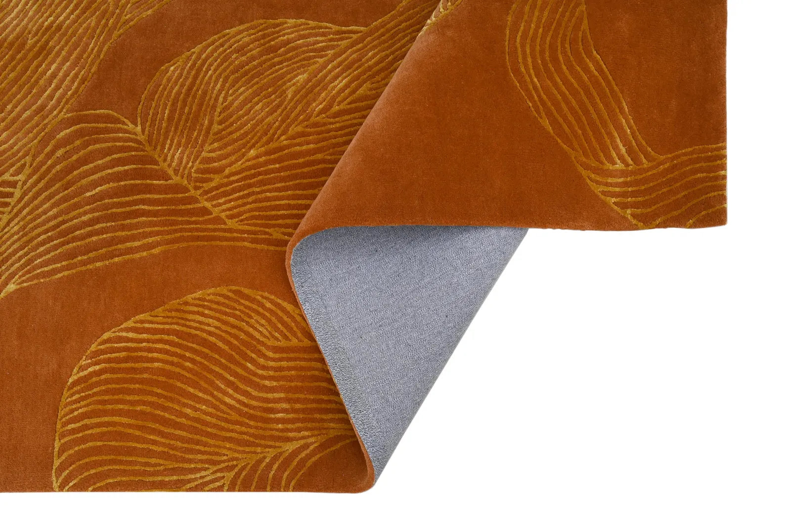 Folded edge of Desert Sands Rug highlighting thickness and hand tufted detailing.