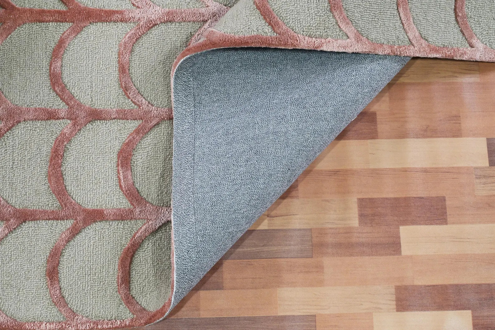 Folded edge of Geometric Curved Rug showcasing backing and detailed tufting.