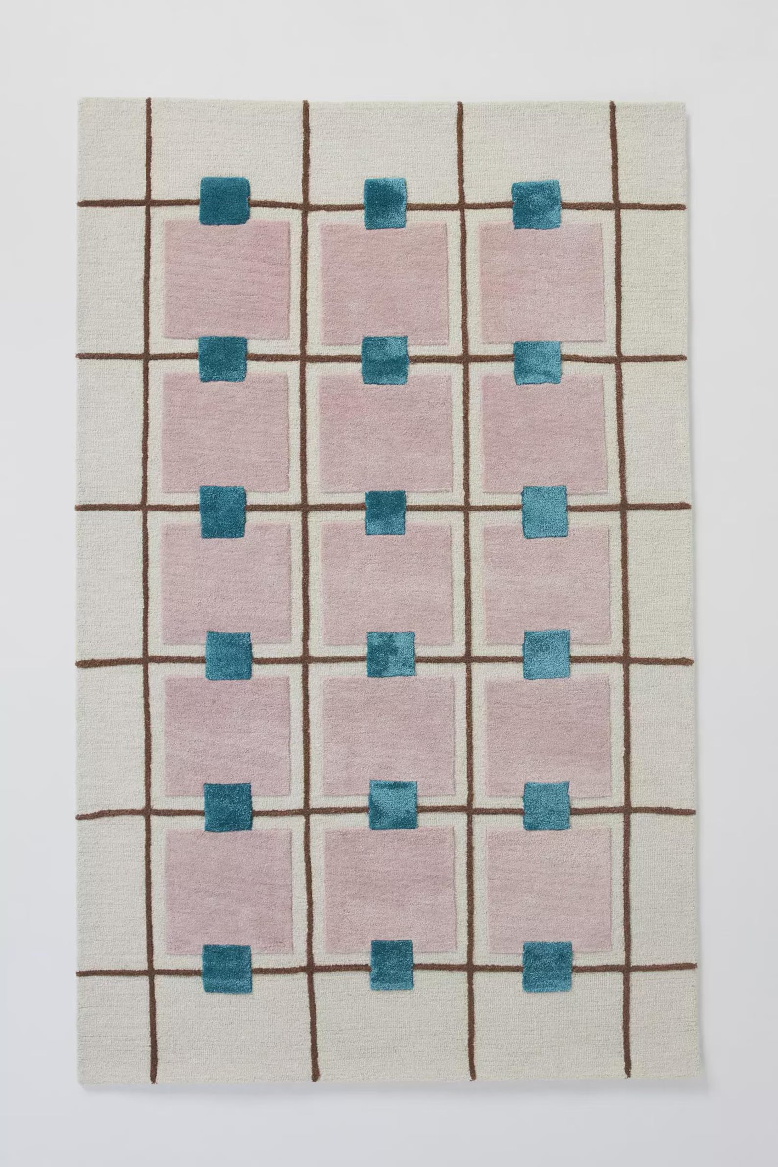 Geometric grid wool rug  with pink and teal pattern on white background – Decordec