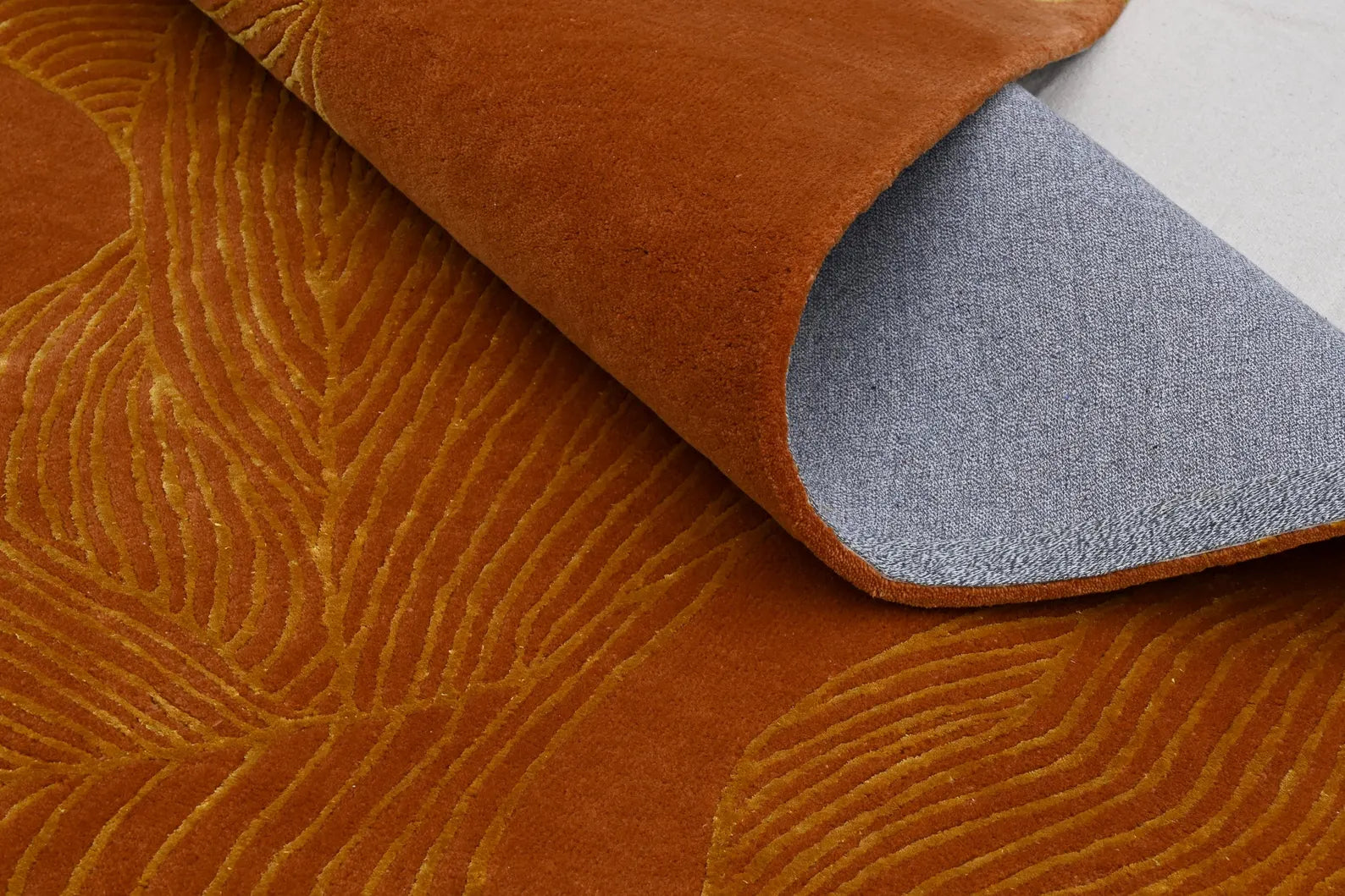 Folded edge of Desert Sands Rug highlighting thickness and hand tufted detailing.