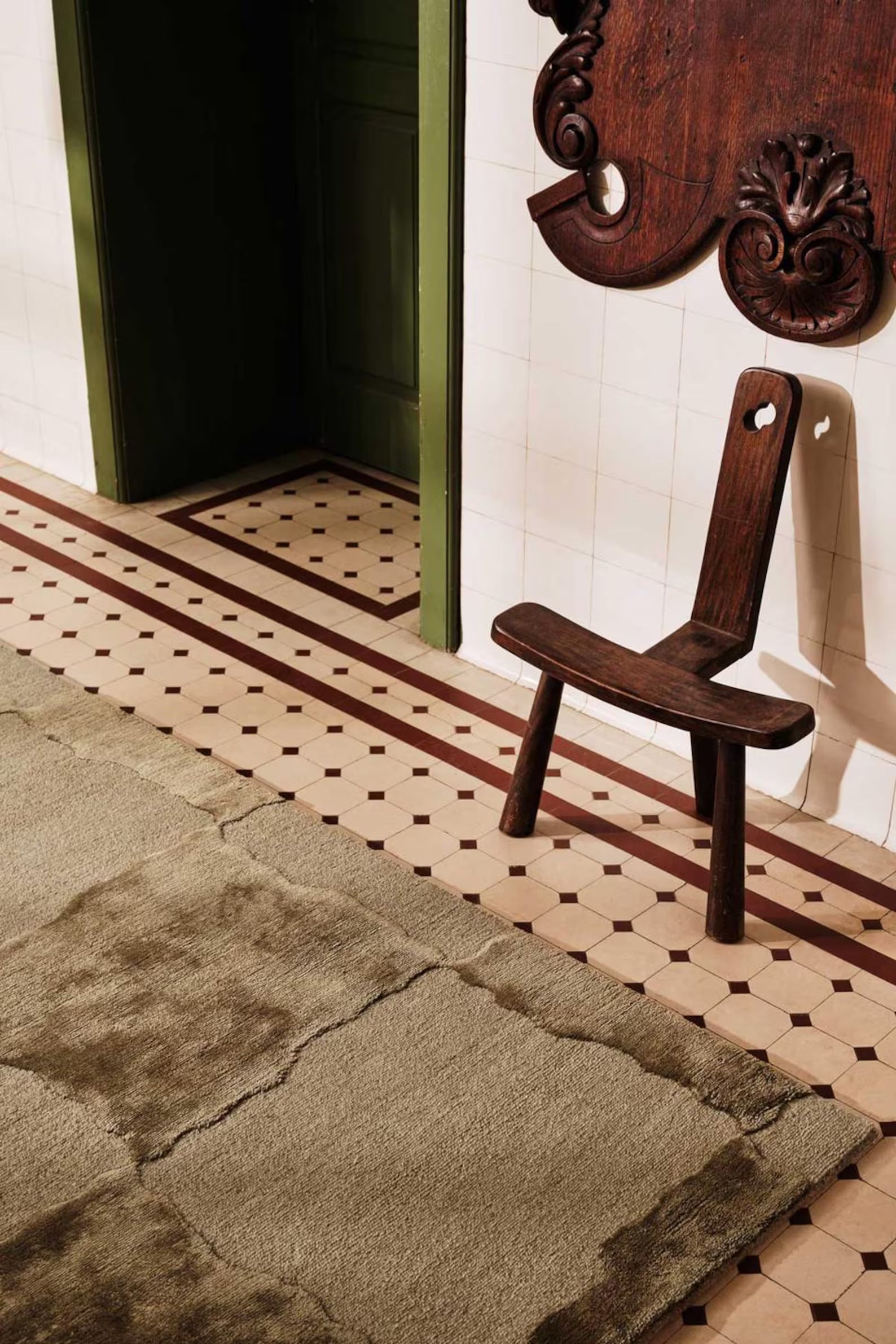 Side corner angle Olive Grid Rug Styled Room