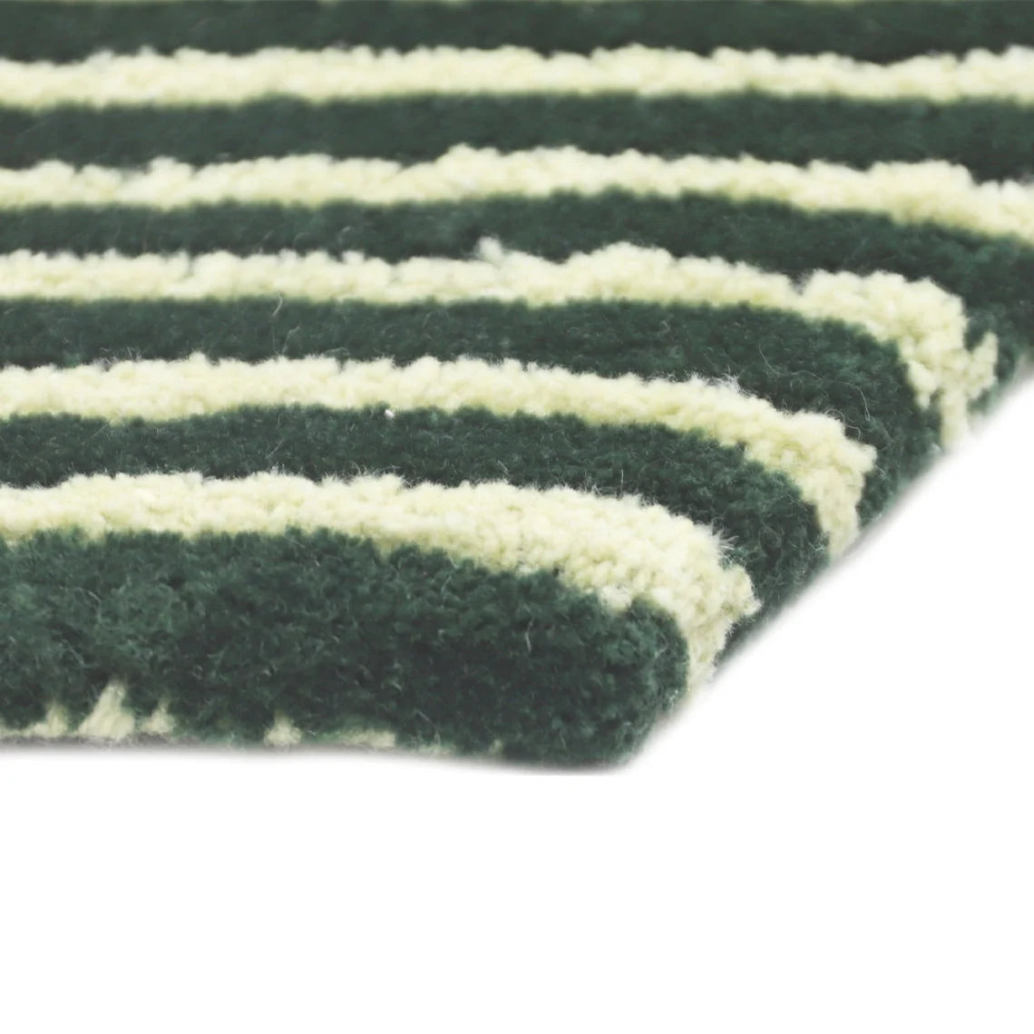 Clean finishing detail of the rug’s sharp cut lines.