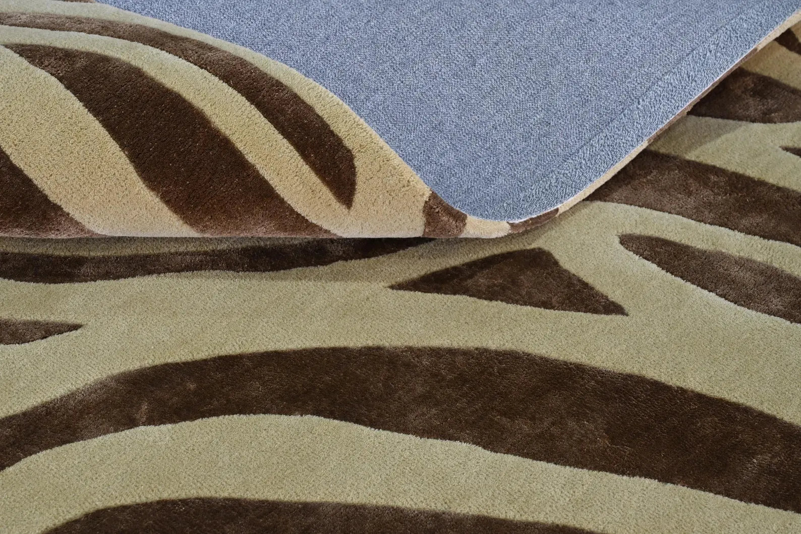 Side view of Verona Rug showing fine edge finishing and color contrast between pattern lines.