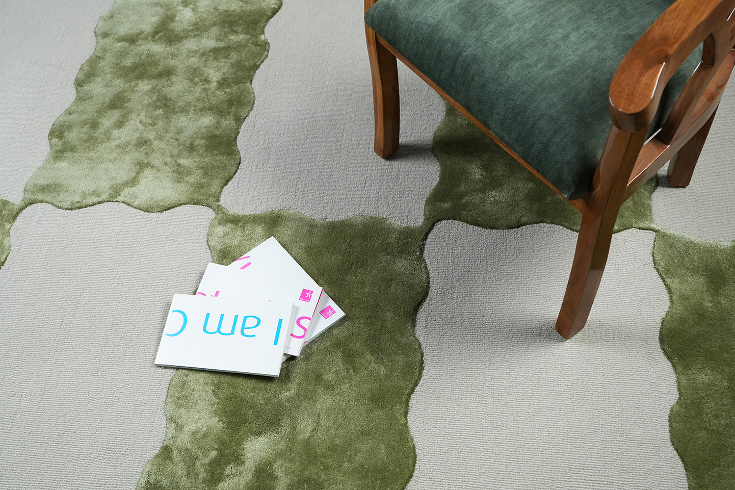 Decordec sage scallop check hand tufted wool area rug in modern living room setting