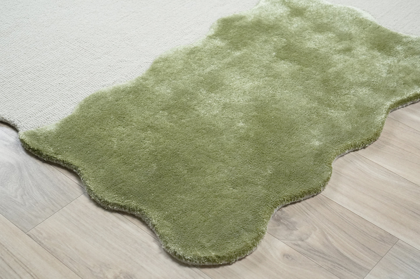 Decordec sage scallop check hand tufted wool area rug corner and scalloped edge detail.