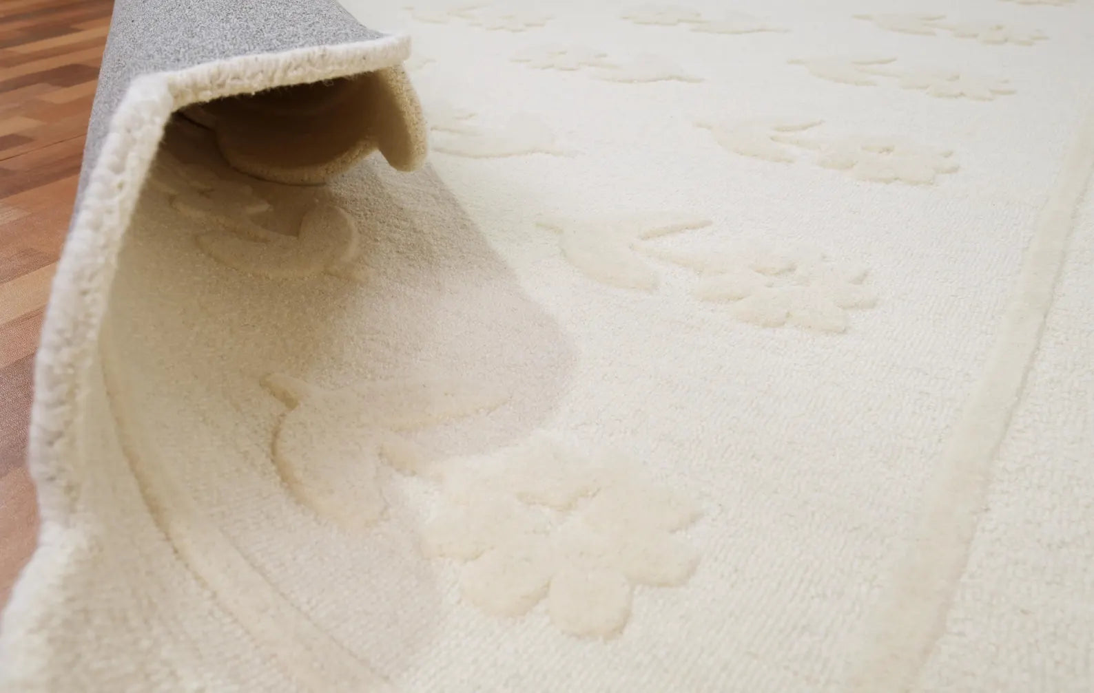 Flourish Rug scalloped edge detail showing soft rounded border and fine craftsmanship